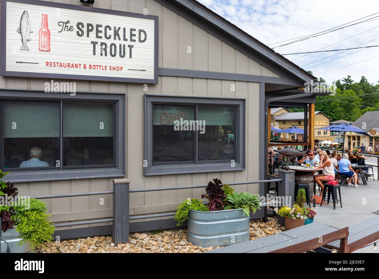 BLOWING ROCK, North Carolina, USA-20 JUNE 2022: The Speckled Trout Restaurant and Bottle Shop, with Outside Dining. Gebäude, Zeichen und Kunden. Stockfoto