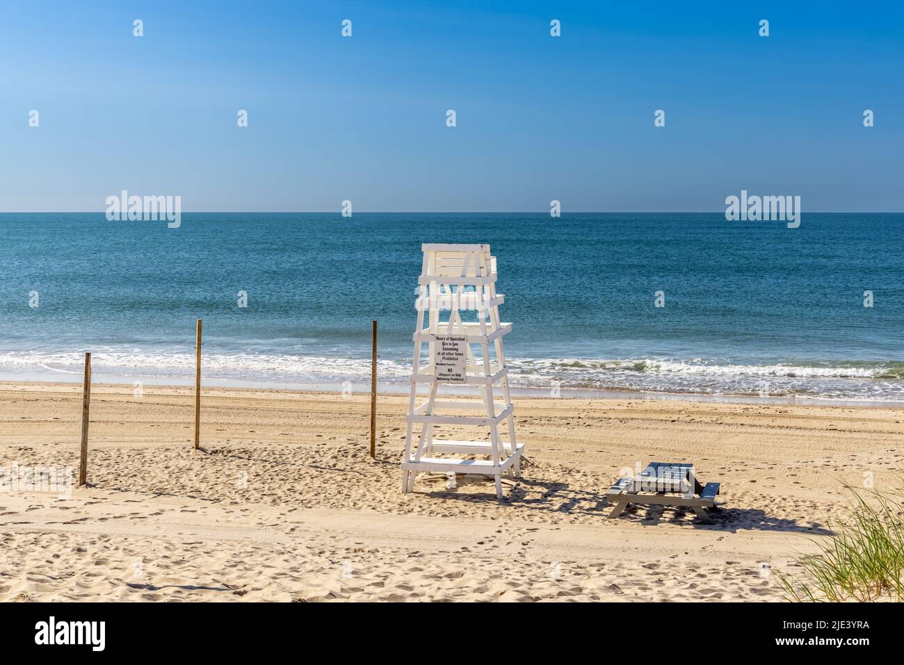 Rettungsschwimmer stehen an einem frühen Morgen in Montauk Stockfoto