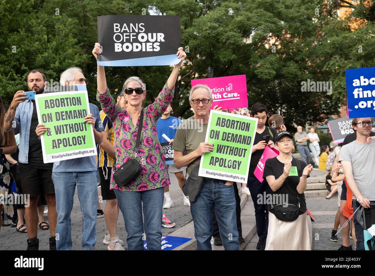 New York, New York, USA. 24.. Juni 2022. 14. Juni 2022: New York, USA: Tausende von New Yorkern protestierten spontan auf dem Union Square für Abtreibungsrechte, nachdem der Oberste Gerichtshof der USA Row vs. Wade in einer Entscheidung aus dem Jahr 6-3, die es Staaten erlaubte, Abtreibung in der Dobbs vs. Jackson Women's Health Organization illegal zu machen. (Bild: © Taidgh Barron/ZUMA Press Wire) Stockfoto