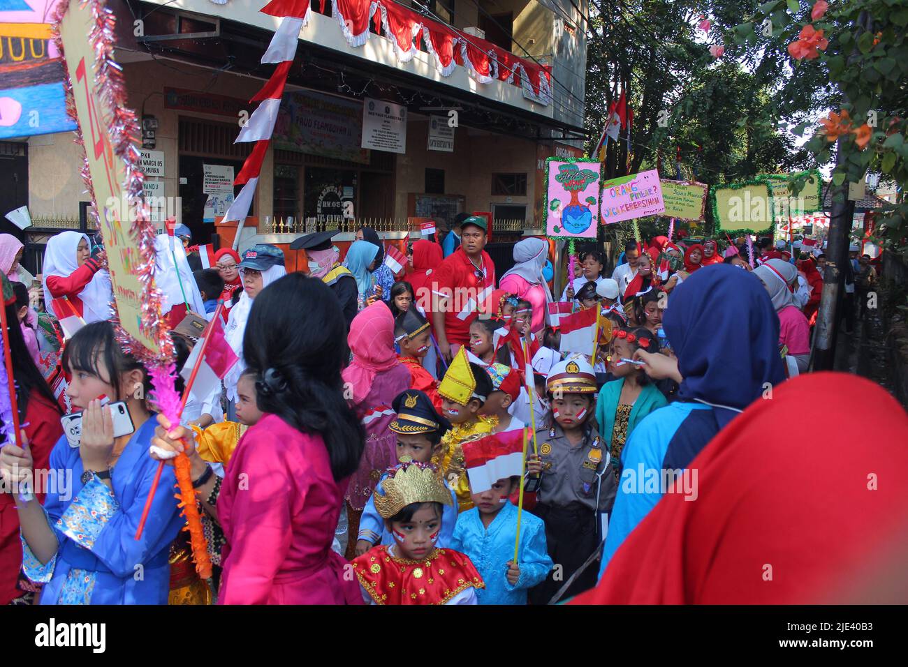 Jakarta, Indonesien - 08 18 2019: Enthusiastische Menschen, die an einer Parade teilnahmen und sich während der Feier der Inde 73. in Indonesien einzigartig kleideten Stockfoto