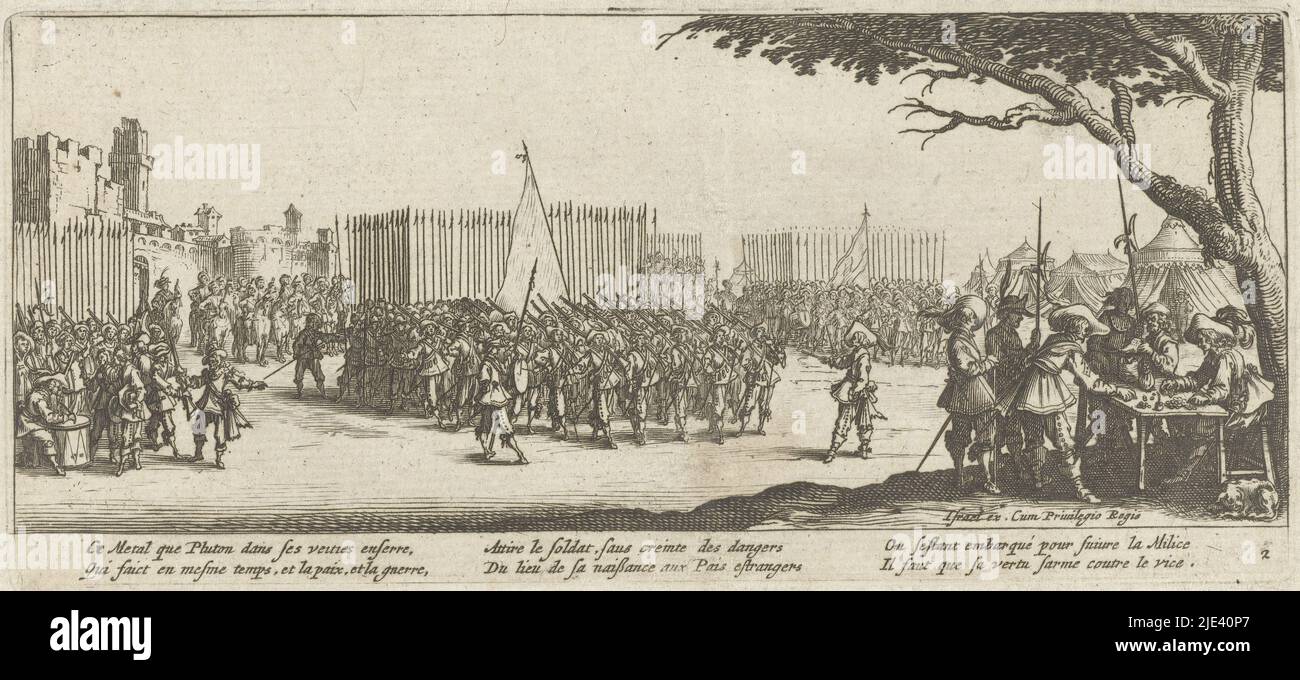 Rekrutierung von Soldaten, anonym, nach Jacques Callot, 1677 - 1690, links, Rekruten werden registriert und mit einer Waffe versehen. Auf der rechten Seite erhalten sie eine Geldsumme. In der Mitte und im Hintergrund werden sie trainiert. Im Hintergrund links die Mauern einer Stadt. Unter der Darstellung ist ein sechzeiliger französischer Vers zu sehen. Dieser Druck ist Teil einer Serie von 17 (18 einschließlich des Titeldrucks) Drucken, die verschiedene Arten von Elend darstellen, das durch die Kriegsführung verursacht wurde., Jacques Callot, Druckerei: Anonymous, Michel de Marolles, Druckerei: Niederlande, (Möglicherweise), Verlag: Amsterdam, Verlag: Paris Stockfoto