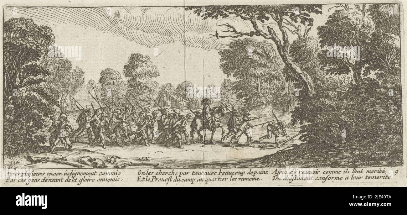 Auf der Suche nach Soldaten, die sich nach Jacques Callot, 1677 - 1690, anonym verhalten haben, tragen einige Soldaten zu Pferd und zu Fuß Kollegen, die sich als Gefangene misshandelt haben, weg, während sie nach weiteren Soldaten suchen, die vor Gericht gestellt werden können. Rechts und links sind einige in den Büschen versteckt. Unter der Darstellung ist ein sechzeiliger französischer Vers zu sehen. Dieser Druck ist Teil einer Serie von 17 (18 einschließlich des Titeldrucks) Drucken, die verschiedene Arten von Elend darstellen, das durch die Kriegsführung verursacht wurde., Jacques Callot, Druckerei: Anonymous, Michel de Marolles, Druckerei: Niederlande, (Möglicherweise), Verlag: Amsterdam, 1677 Stockfoto