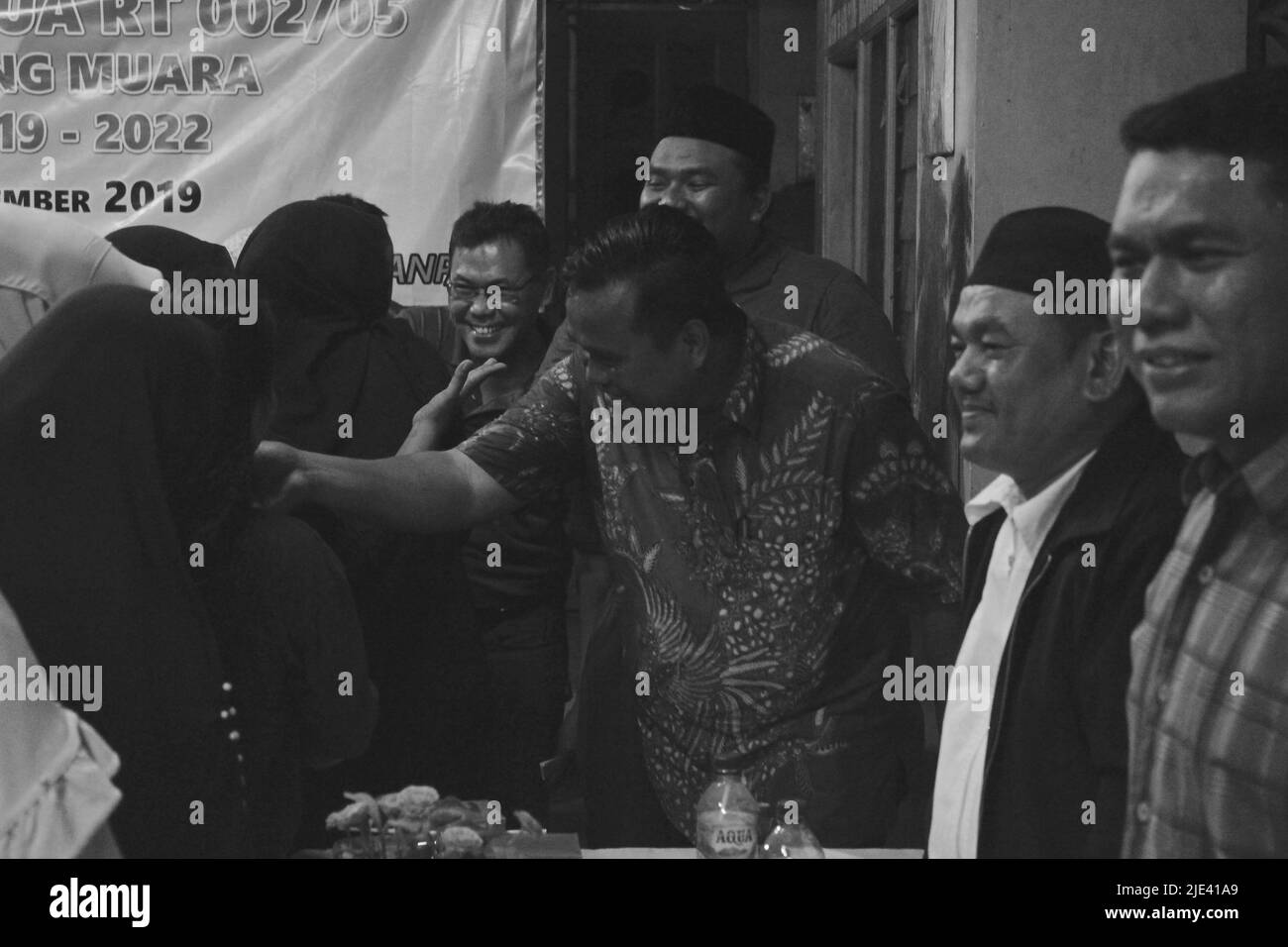 Jakarta, Indonesien - 12 14 2019: Schwarzweiß-Foto des Ausdrucks einer glücklichen Gemeinschaft über die Wahl eines neuen Vorsitzenden mit Wohnsitz Stockfoto