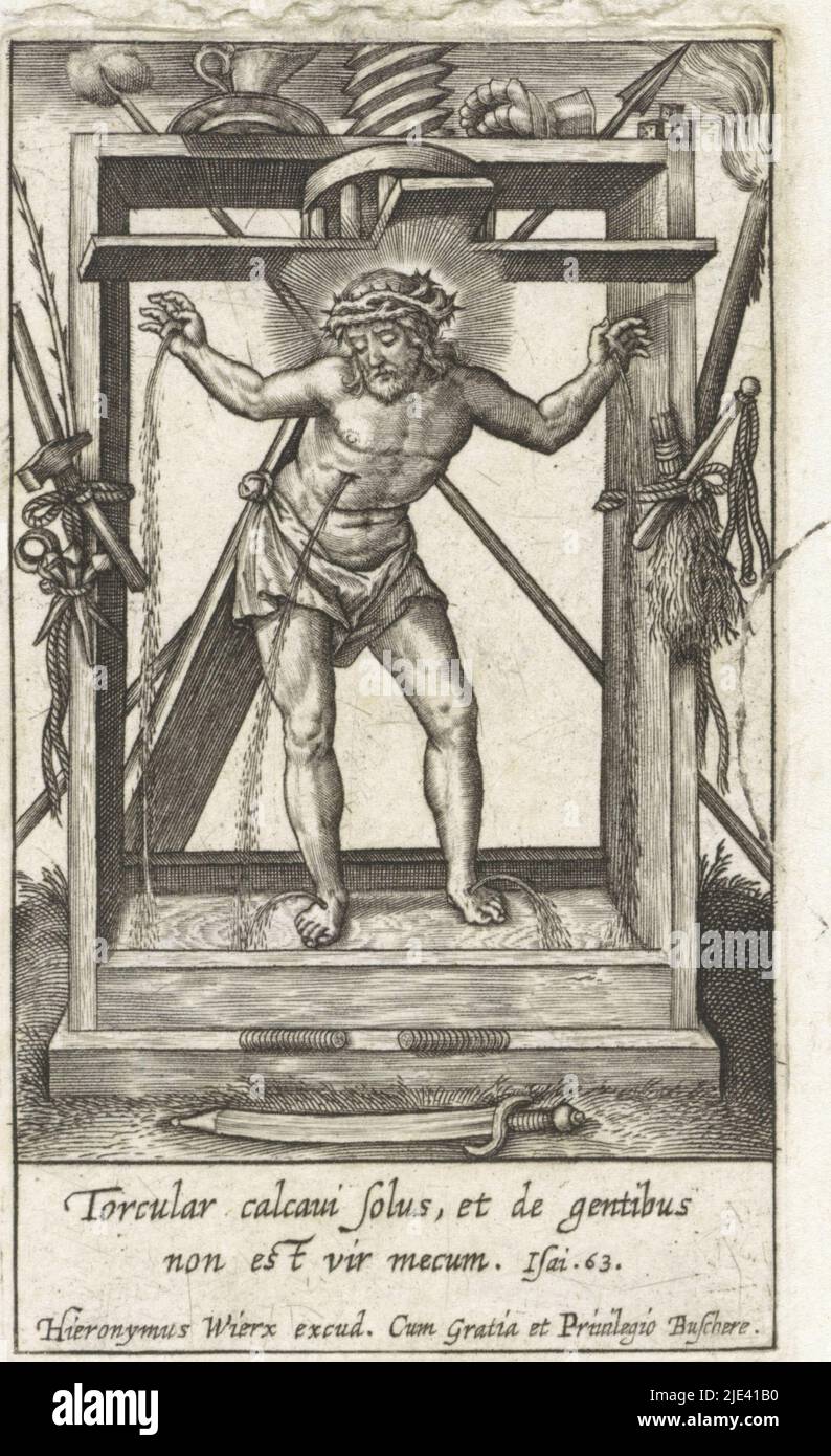 Christus in der Weinpresse, Hieronymus Wierix, 1563 - vor 1619 wird Christus unter einer Weinpresse mit dem Kreuz auf dem Rücken gebeugt. Blut fließt aus seinen Kreuzwunden. Rund um die Presse verschiedene Passionswerkzeuge. Am Rand ein zweizeiliger Bibelzitat aus Isa. 63 in Latein., Druckerei: Hieronymus Wierix, Verlag: Hieronymus Wierix, (auf Objekt erwähnt), Joachim de Buschere, (auf Objekt erwähnt), Antwerpen, 1563 - vor 1619, Papier, Gravur, H 88 mm × B 51 mm Stockfoto