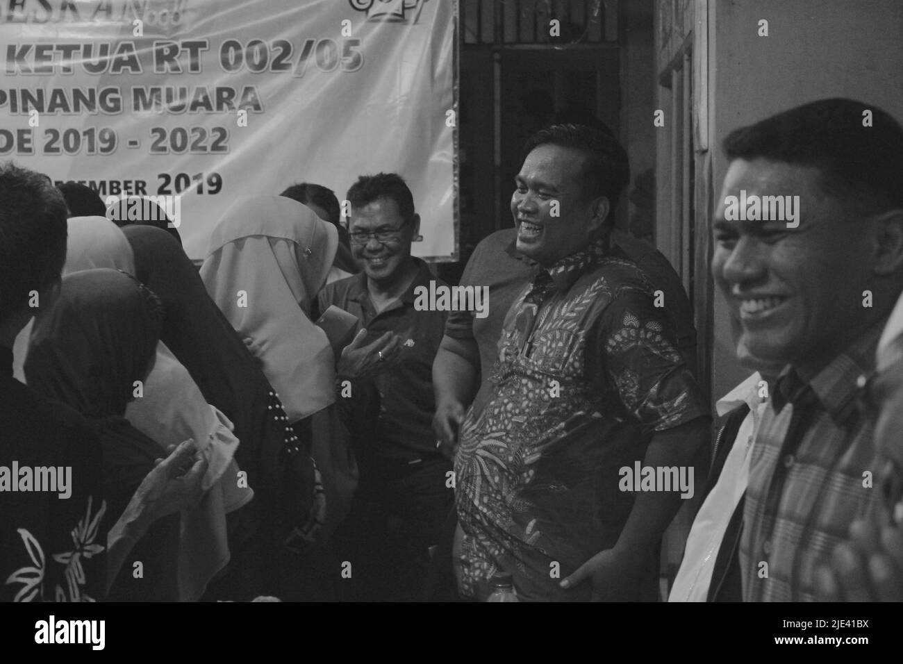 Jakarta, Indonesien - 12 14 2019: Schwarzweiß-Foto des glücklichen Ausdrucks der Öffentlichkeit über die Wahl des neuen Vorsitzenden Stockfoto