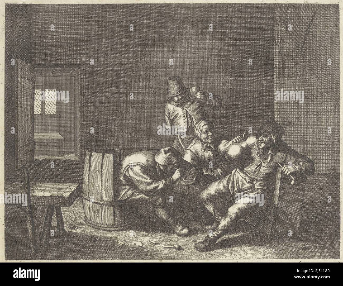 Interieur mit rauchenden und trinkenden Bauern, Gerrit Lucasz van Schagen, nach Adriaen van Ostade, 1656 - 1690, drei Bauern und eine Frau um einen kleinen Tisch in einem strengen Interieur. Der Bauer auf der linken Seite sitzt auf einem Holzfass, das in einen Stuhl verwandelt wurde und verstopft ein Rohr. Der Bauer auf der rechten Seite hält einen Krug und ein Rohr. Der Bauer hinter der Frau hebt seinen Kelch. Auf dem Boden befinden sich zwei Spielkarten und ein gebrochenes Rohr., Druckerei: Gerrit Lucasz van Schagen, (auf Objekt erwähnt), nach: Adriaen van Ostade, (auf Objekt erwähnt), Herausgeber: Gerrit Lucasz van Schagen, ( Stockfoto