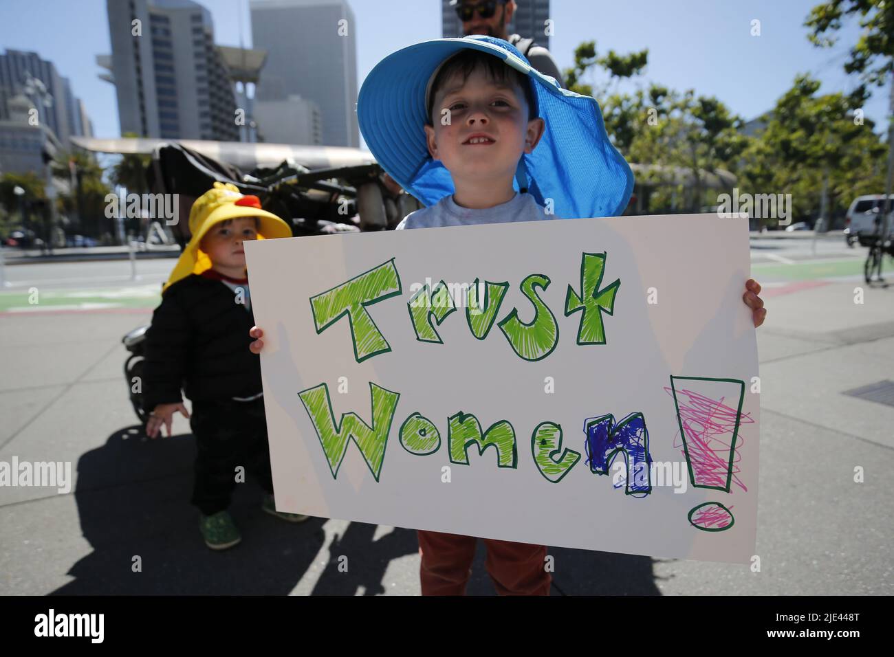 San Francisco, Usa. 24.. Juni 2022. Ein Kind hält das Plakat mit der Aufschrift „vertraue Frauen!“ Während des Protestes. In San Francisco gingen Hunderte von Demonstranten mit Plakaten auf die Straße; sie wollen ihr Abtreibungsrecht aufrechterhalten und denken, dass Abtreibung von den Frauen entschieden werden sollte, nicht vom Gericht. Diese Kundgebung folgte dem Gerichtsurteil vom 24. Juni, in dem der Oberste Gerichtshof der USA den Fall Roe gegen Wade hob, was bedeutet, dass die Vereinigten Staaten den Abtreibungsschutz auf Bundesebene beenden. (Foto von Michael Ho Wai Lee/SOPA Images/Sipa USA) Quelle: SIPA USA/Alamy Live News Stockfoto