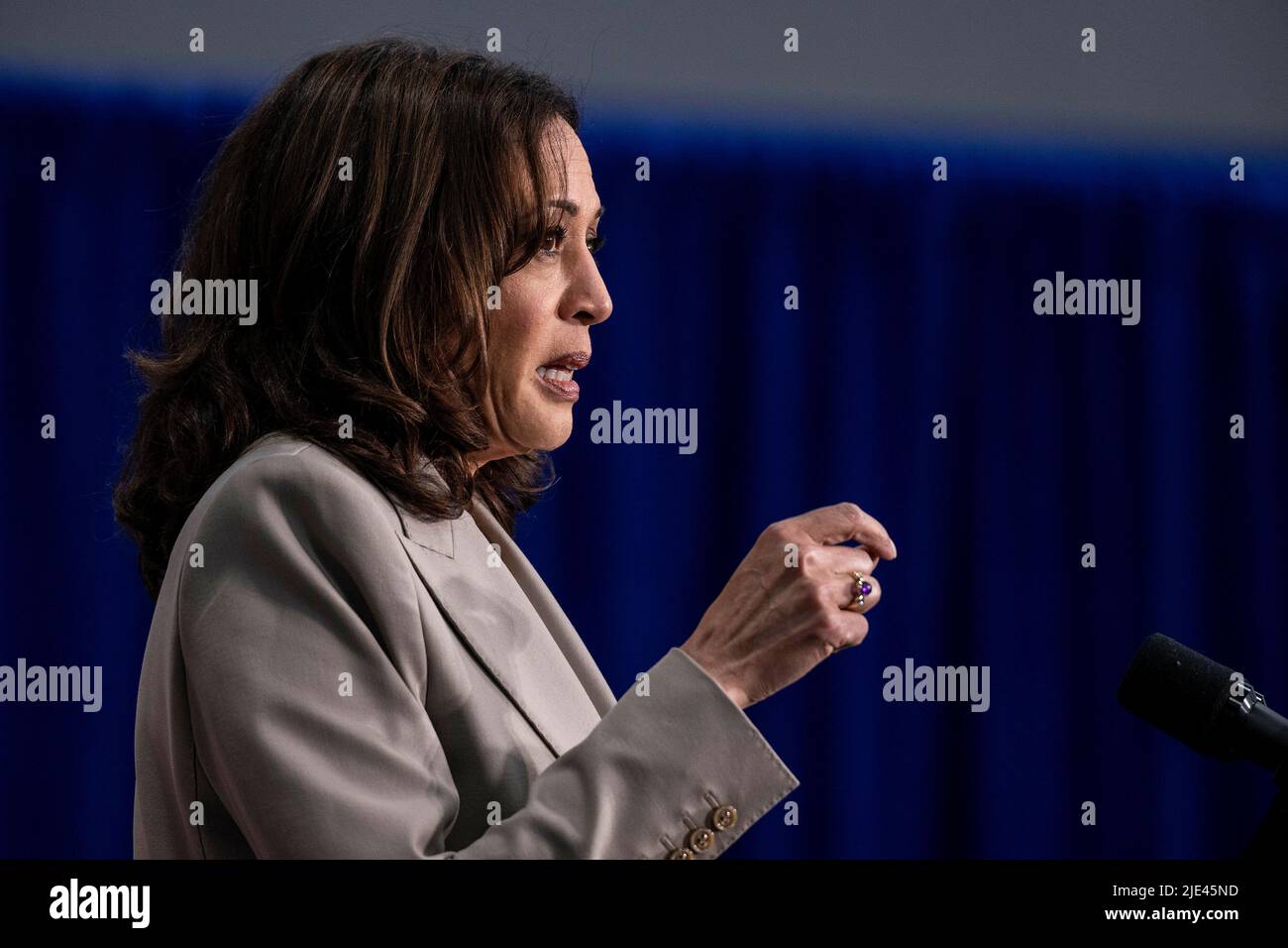 Plainfield, Illinois. 24.. Juni 2022. Die Vizepräsidentin der Vereinigten Staaten, Kamala Harris, spricht vor dem C.W. Avery Family YMCA am Freitag, 24. Juni 2022 in Plainfield, Illinois. Quelle: Christopher Dilts/ Pool via CNP/dpa/Alamy Live News Stockfoto