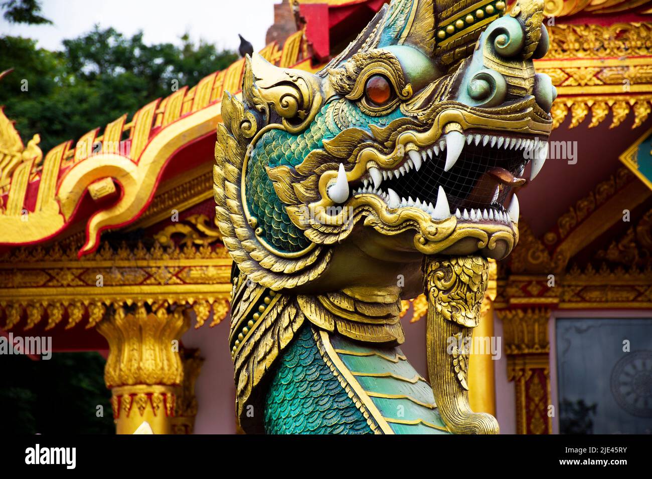 Alte Kunst der Naga oder antike naka-Statue des Wat Phra Kaew-Tempels für thailänder Reisende besuchen und beten und heiligen Myster segnen Stockfoto