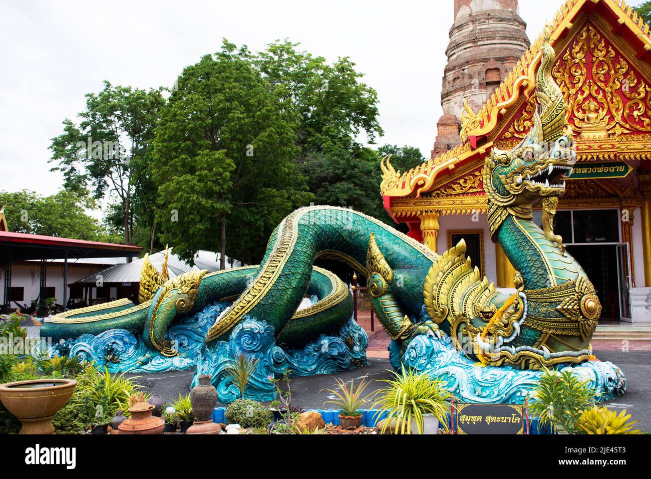 Alte Naga oder antike naka-Statue des Wat Phra Kaew-Tempels für thai-Reisende reisen besuchen und respektieren beten und heiligen Geheimnis worshi segnen Stockfoto