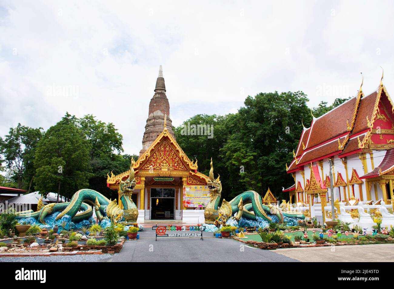 Alte Naga oder antike naka-Statue des Wat Phra Kaew-Tempels für thai-Reisende reisen besuchen und respektieren beten und heiligen Geheimnis worshi segnen Stockfoto