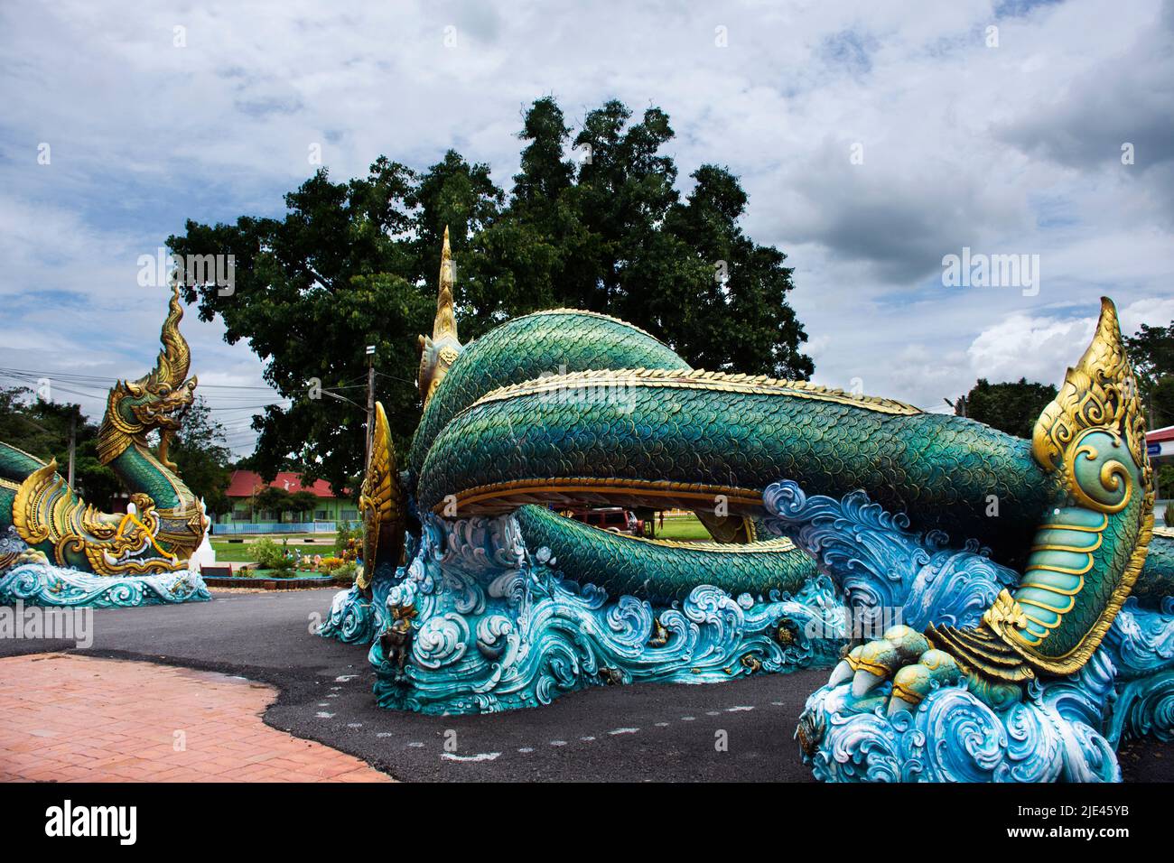 Alte Kunst der Naga oder antike naka-Statue des Wat Phra Kaew-Tempels für thailänder Reisende besuchen und beten und heiligen Myster segnen Stockfoto