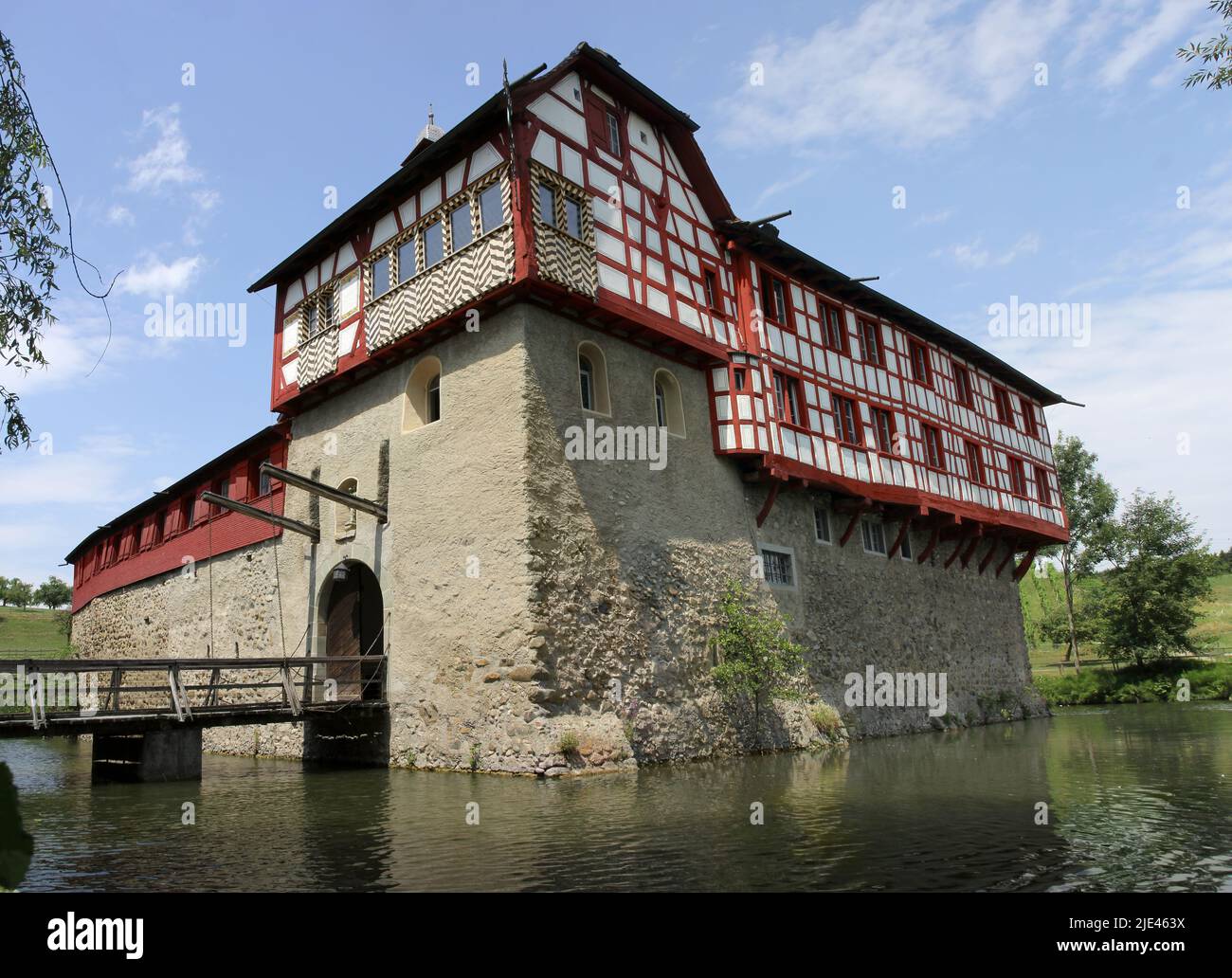 Das Wasserschloss, erbaut im 13.. Jahrhundert. Es ist ein Schweizer Kulturerbe von nationaler Bedeutung. Stockfoto