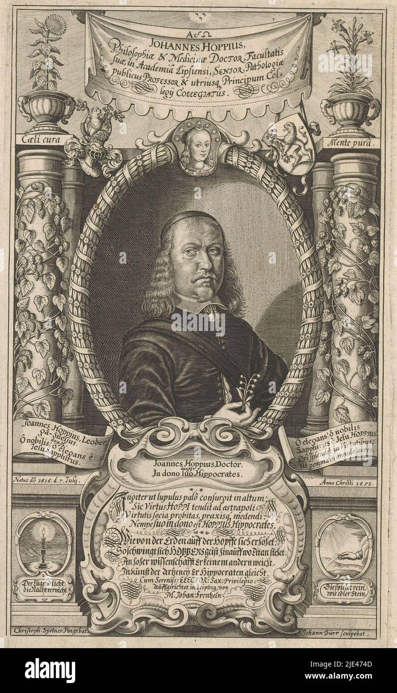 Portrait von Johannes Hoppe, Johann Dürr, nach Christoph Spetner, 1653, Portrait im architektonischen Rahmen, mit Lobgedicht auf Latein unten in Kartusche. Rahmen mit christlicher Symbolik verziert., Druckerei: Johann Dürr, (auf Objekt erwähnt), Hersteller: Johann Frentzel, (auf Objekt erwähnt), nach: Christoph Spetner, (Auf Objekt genannt), Druckerei: Deutschland, Saksen, 1653, Papier, Gravur, H 285 mm × B 172 mm Stockfoto