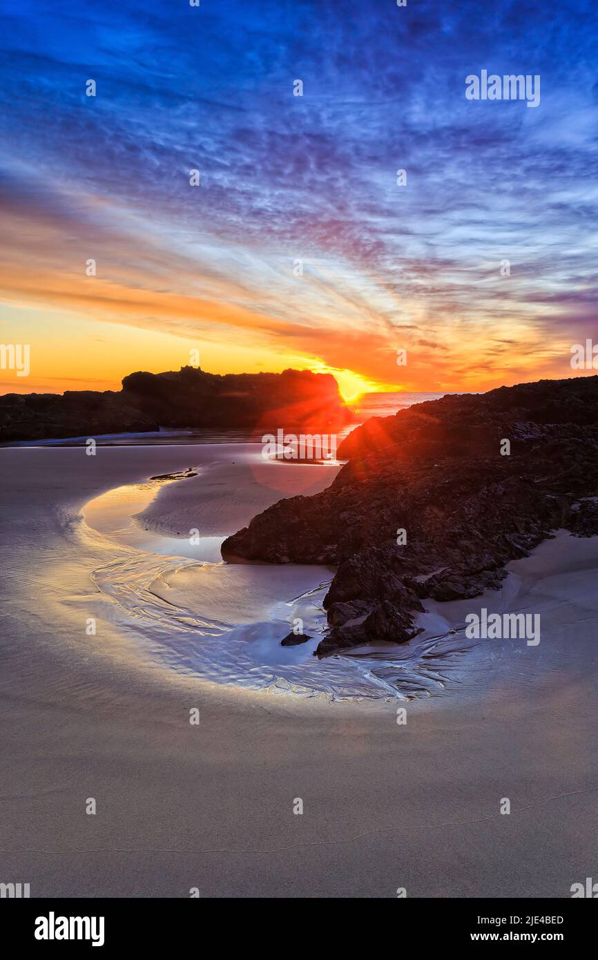 Sandiger Burgess-Strand in Forster, Stadt von Australien - malerische Küste des Pazifischen Ozeans bei Sonnenaufgang. Stockfoto