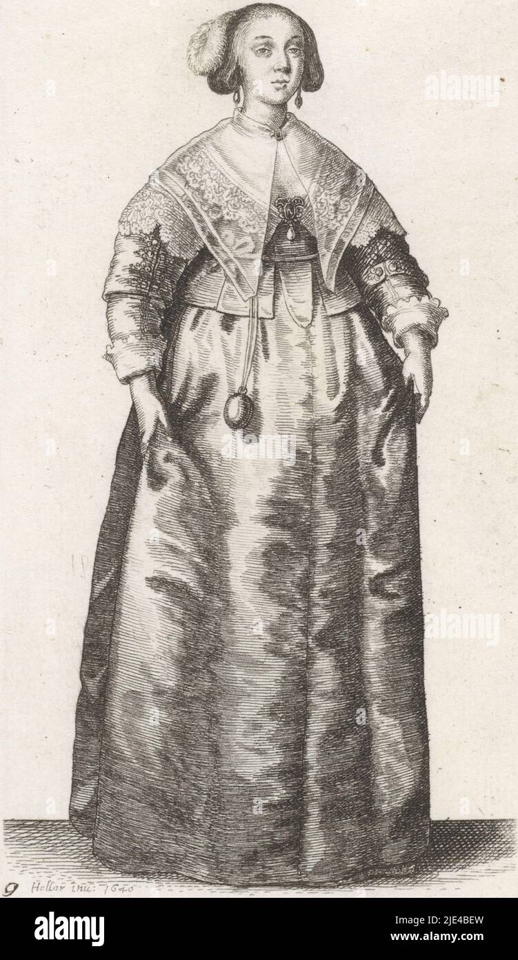 Ornatus Muliebris Anglicanus (die Kleidung der englischen Frauen), Wenceslaus Hollar, 1640, englische Dame, von vorne gesehen, mit sanft gekämmten Haaren, die von den Schläfen nach innen auf die Ohren fallen. Auf der rechten Seite des Hinterkopfes ist eine Feder in das Haar gesteckt. Ohrhänger. Gekleidet in ein Kleid bestehend aus einem kurzen offenen Mieder mit niedrigem geraden Ausschnitt, hohe Taille, Revers bestehend aus mehreren Panels, Bruststück, gerade halblange Ärmel, lange Ärmel unten, auf einem langen, Geräumiger Rock. Im Ausschnitt, ein Nackentuch mit Muschelspitze, die in der geschlossen ist getrimmt Stockfoto