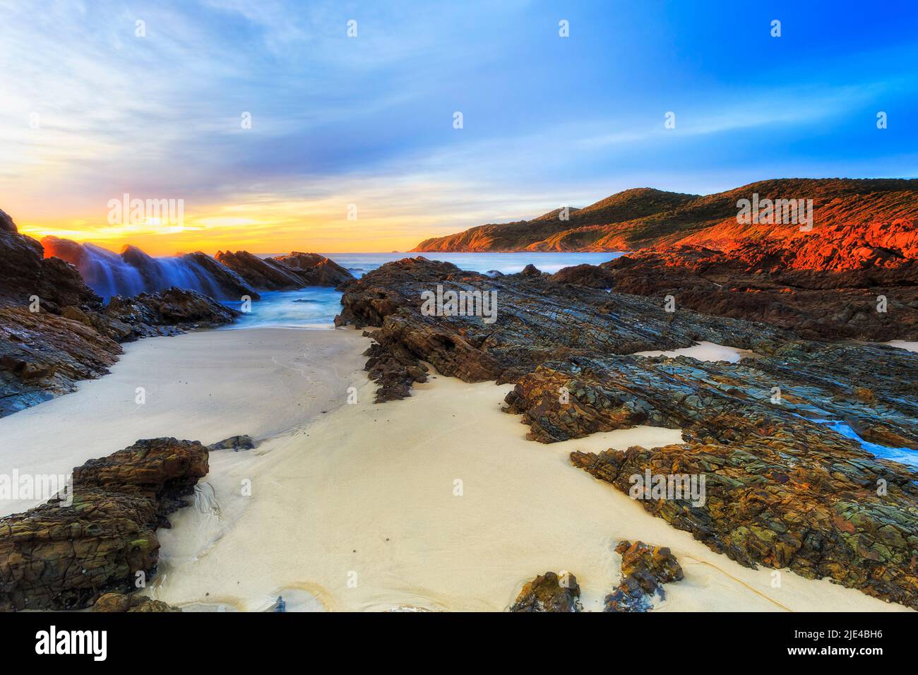 Malerischer Burgess-Strand in Forster, Stadt von Australien - pazifikküste bei Sonnenaufgang. Stockfoto