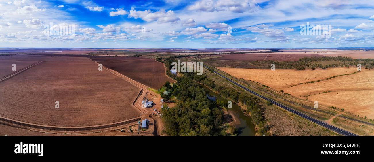 Gepflügte Landwirtschaft Ackerland rund um Moree ländlichen Regionalstadt auf Artesian Becken in Australien - Luftpanorama. Stockfoto