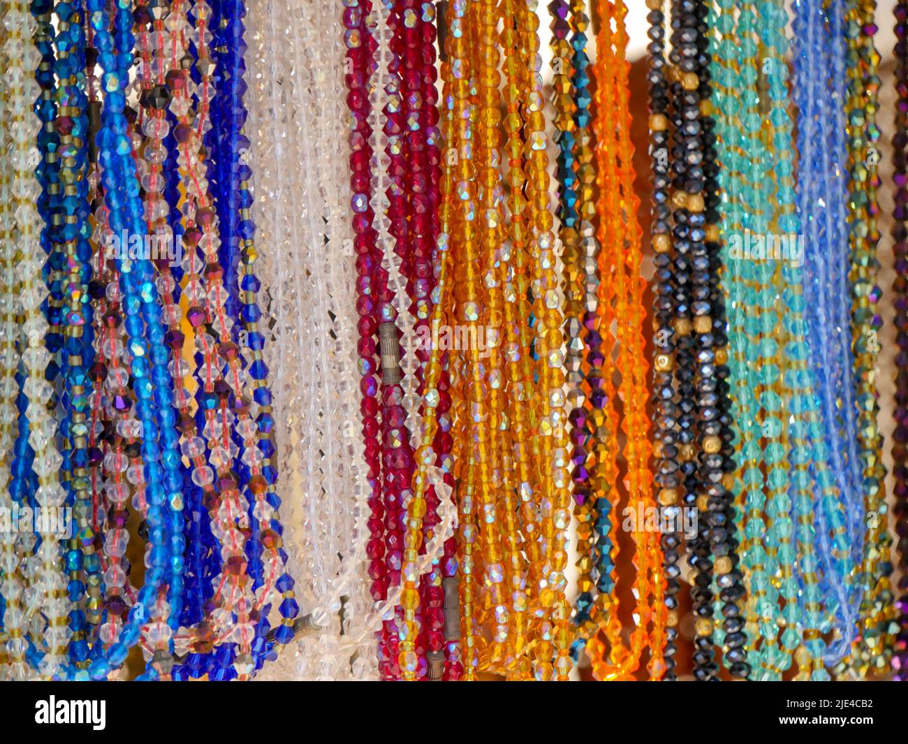 Saiten von Perlen Schmuck Verkauf in Street Shop Markt. Künstliche Schmuckkette aus Perlen Stockfoto
