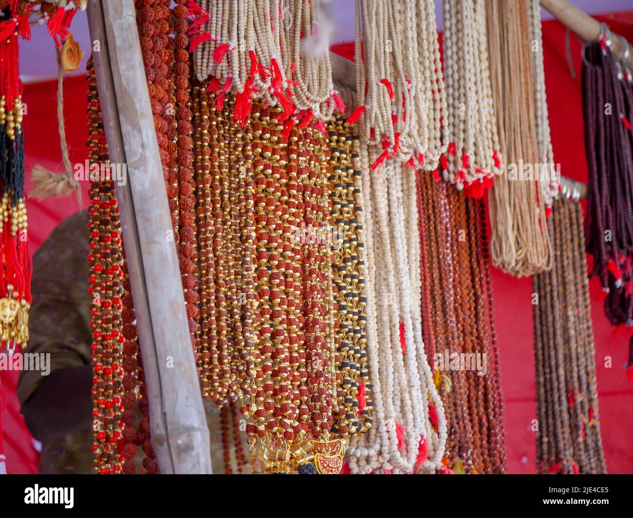 Saiten von Perlen Schmuck Verkauf in Street Shop Markt. Künstliche Schmuckkette aus Perlen Stockfoto