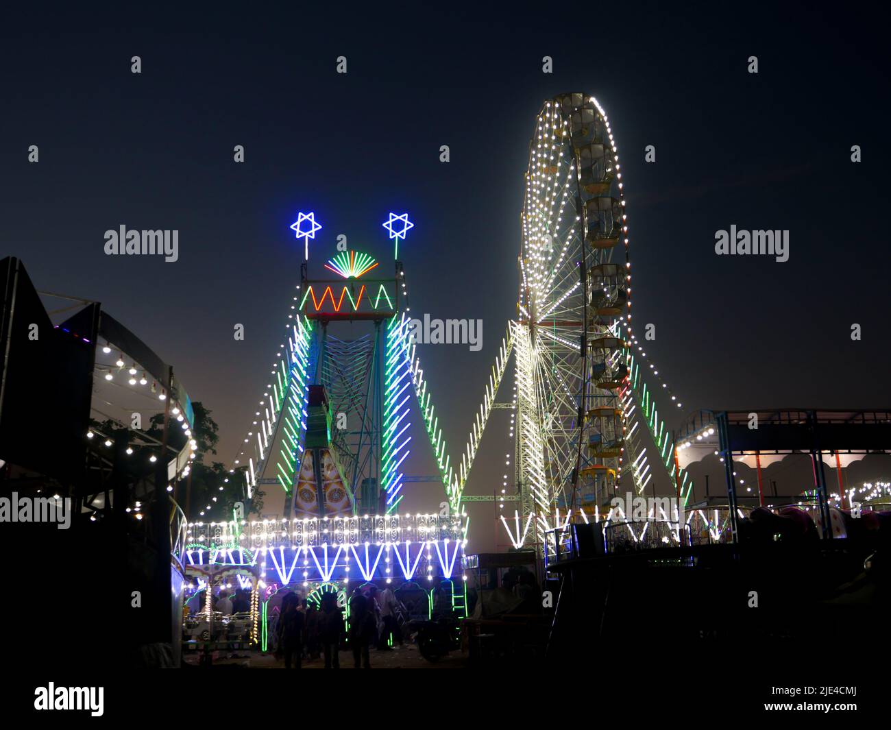 Riesenrad-Karnevalsfahrt oder Riesenrad-Flyer-Fahrt auf dem indischen Dorfmarkt in der Nacht Stockfoto