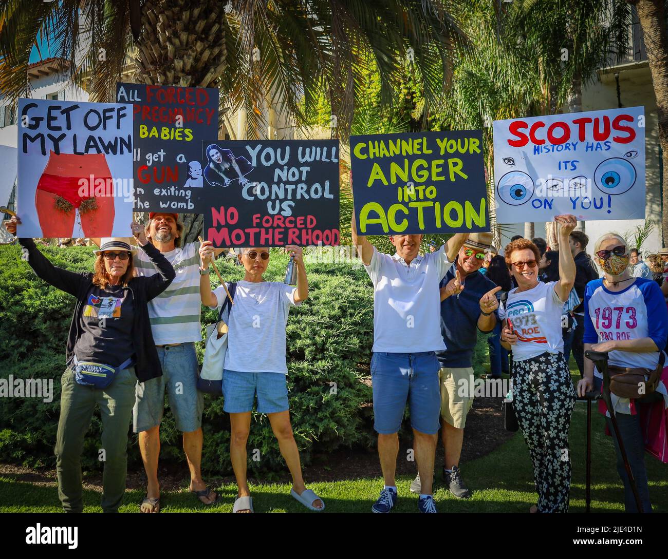 Santa Barbara, Kalifornien, USA. 24.. Juni 2022. Auffällige Schilder, die von Santa Barbaran gehalten wurden, als sich mehrere hundert Demonstranten kurzfristig für eine von Planned Parenthood gesponserte Kundgebung im historischen Gerichtsgebäude von Santa Barbara am 24. Juni 2022 herausstellten, Am Tag der Aufhebung des bahnbrechenden Urteils von Roe V. Wade, der seit fünfzig Jahren Frauen und Abtreibungsrechte in den USA schützt. Zu den Zeichen gehören: „Get Off My Lawn“, „Alle erzwungenen Schwangerschaftsbabys erhalten beim Verlassen des Mutterleibs eine Waffe“, „Channel Your Zorn into Action“, „Scotus History has its Eyes on You! (Bild: © Amy Katz/Z Stockfoto