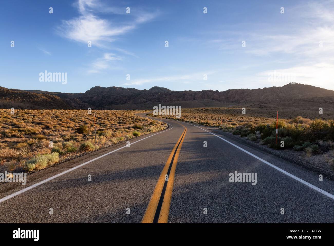 Landschaftlich reizvolle Autobahn in der Berglandschaft. Himmel Bei Sonnenuntergang. Stockfoto