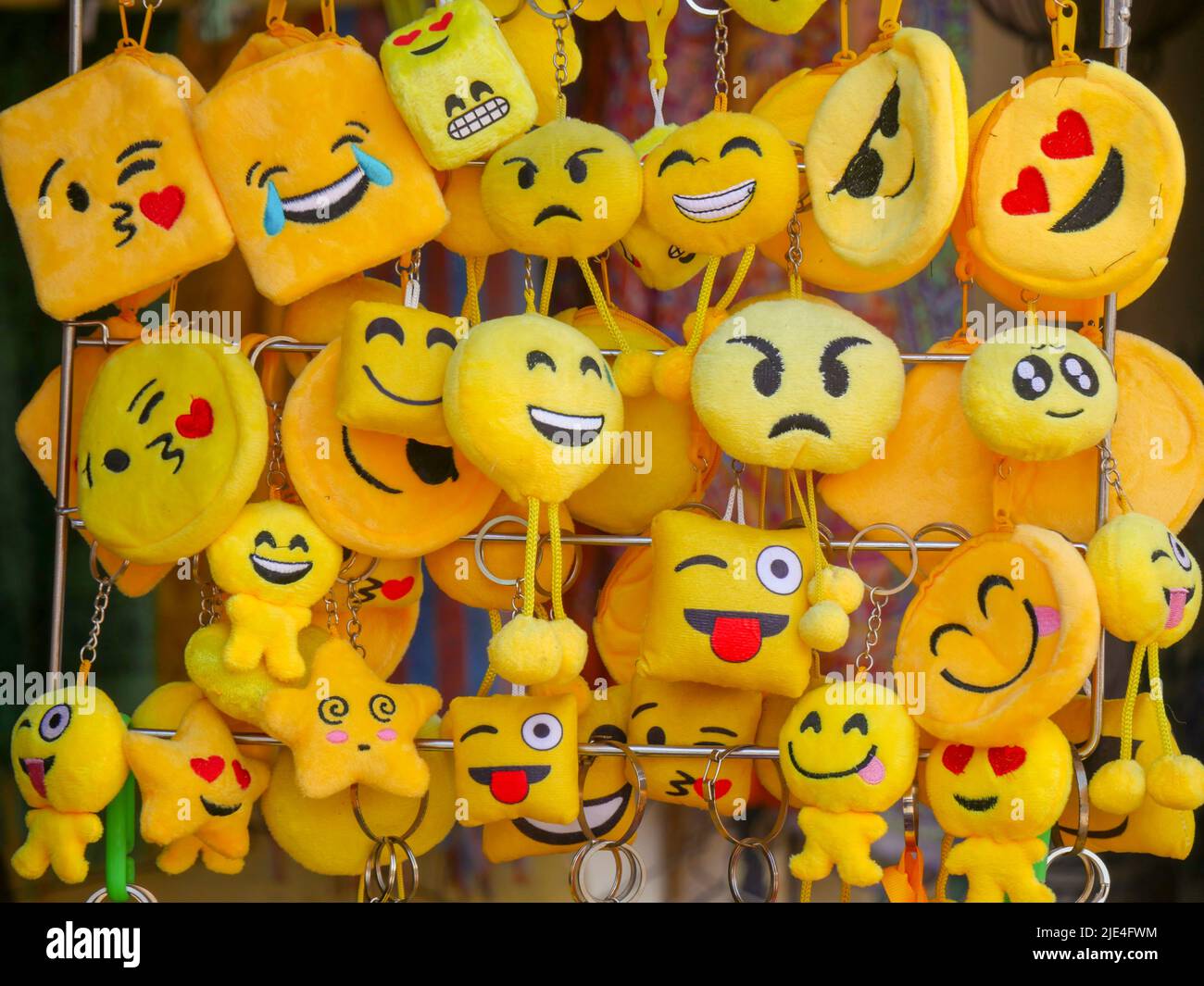 Schlüsselanhänger mit Smiley-Gesicht, der im Geschäft hängt und bereit ist, auf dem Markt verkauft zu werden. Stockfoto