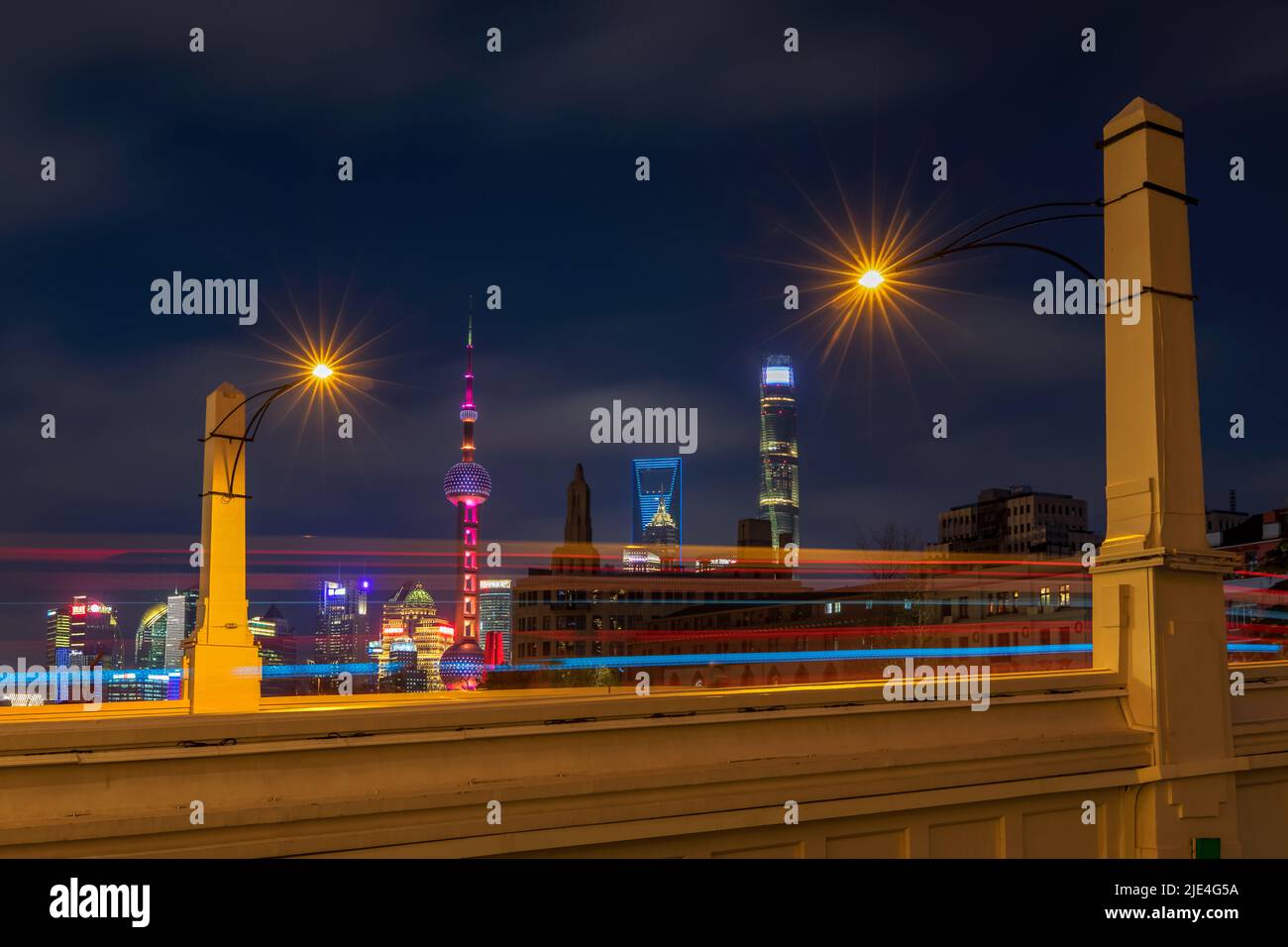 Nachtstädte Gebäude und Wolkenkratzer Stadtgebiete Verkehr Stockfoto