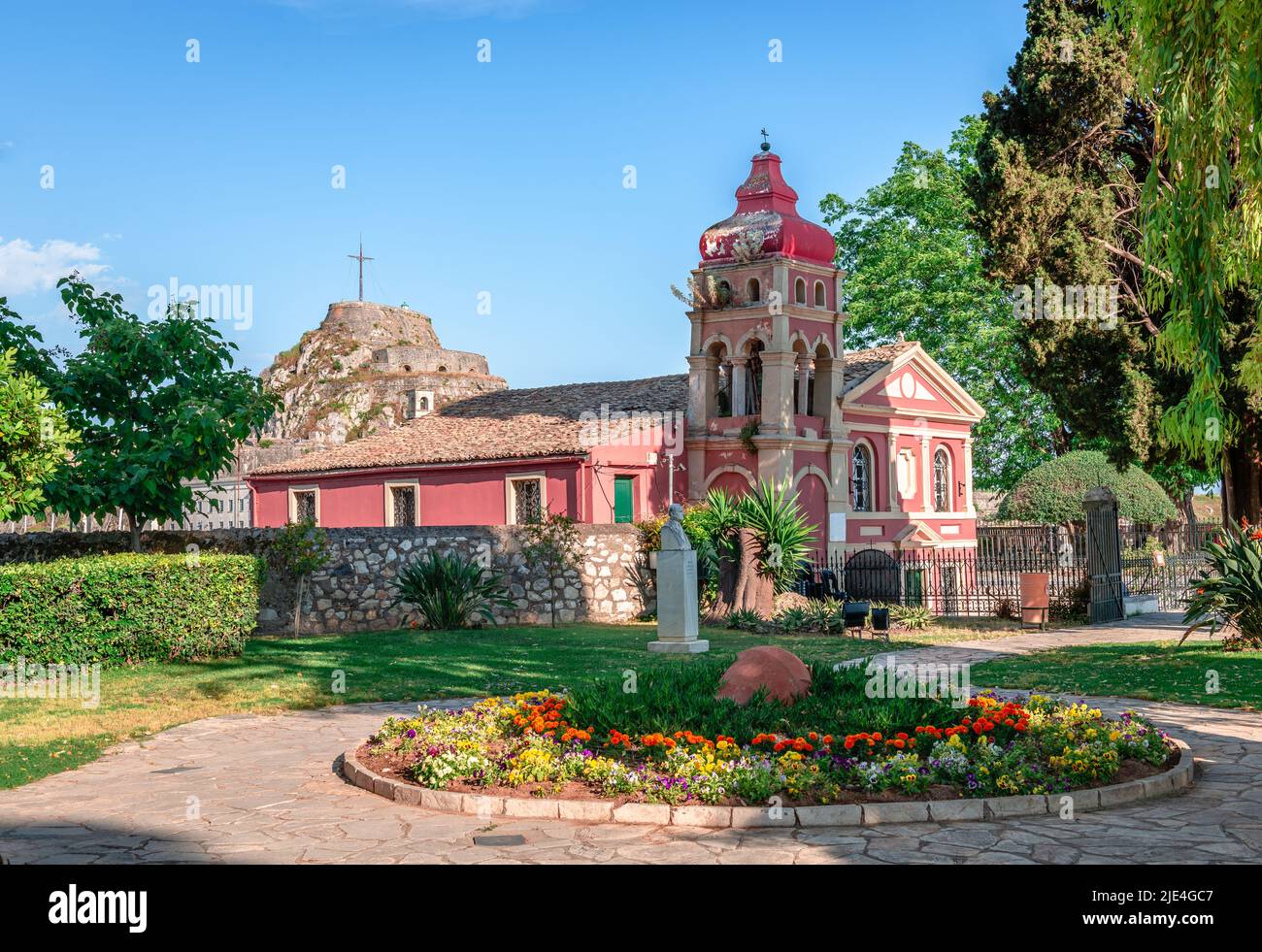 Der Garten der Menschen, ein kleiner öffentlicher Park und die malerische orthodoxe Kirche Panagia Mandrakina in Korfu-Stadt, Insel Korfu, Griechenland. Stockfoto