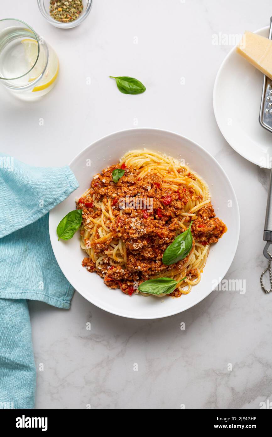 Blick von oben auf Bolognese Spaghetti mit Tomatensauce und Basilikum Stockfoto