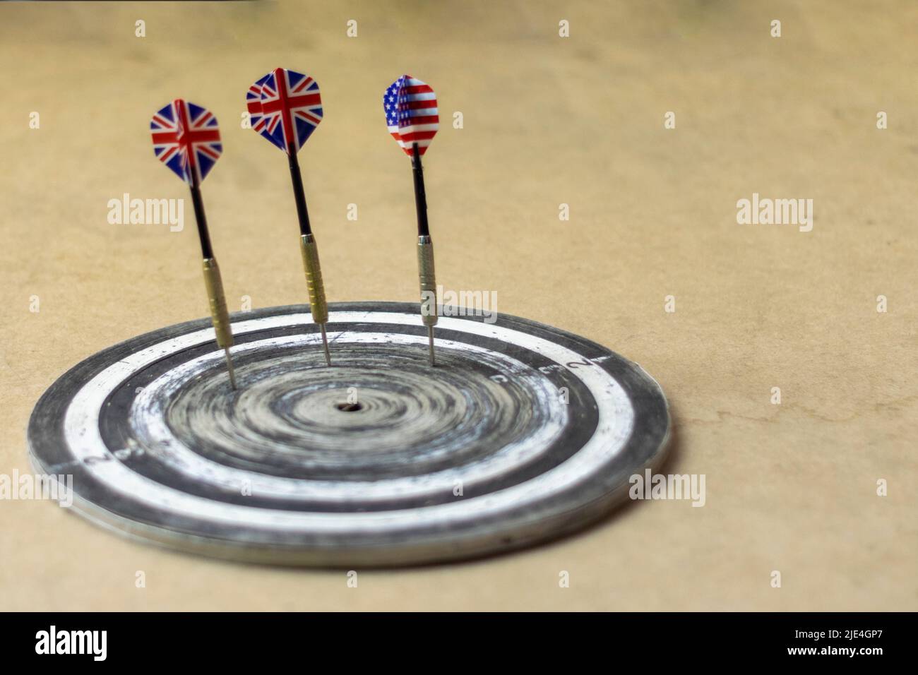 England und vereinigte Staaten von amerika. Darts mit Flaggen von england und den vereinigten Staaten stecken in einem runden Ziel. Stockfoto