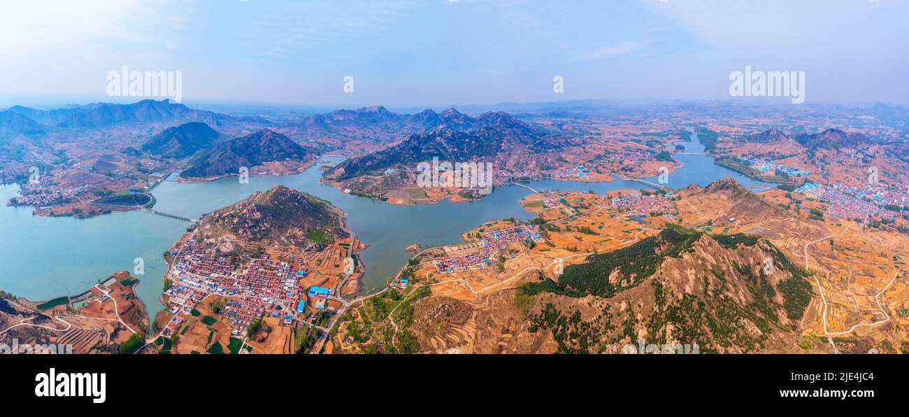 Linyi Junan Landschaft Tianma Insel Touristenattraktion, mit grünen Bergen und grünem Wasser, Panoramablick Stockfoto