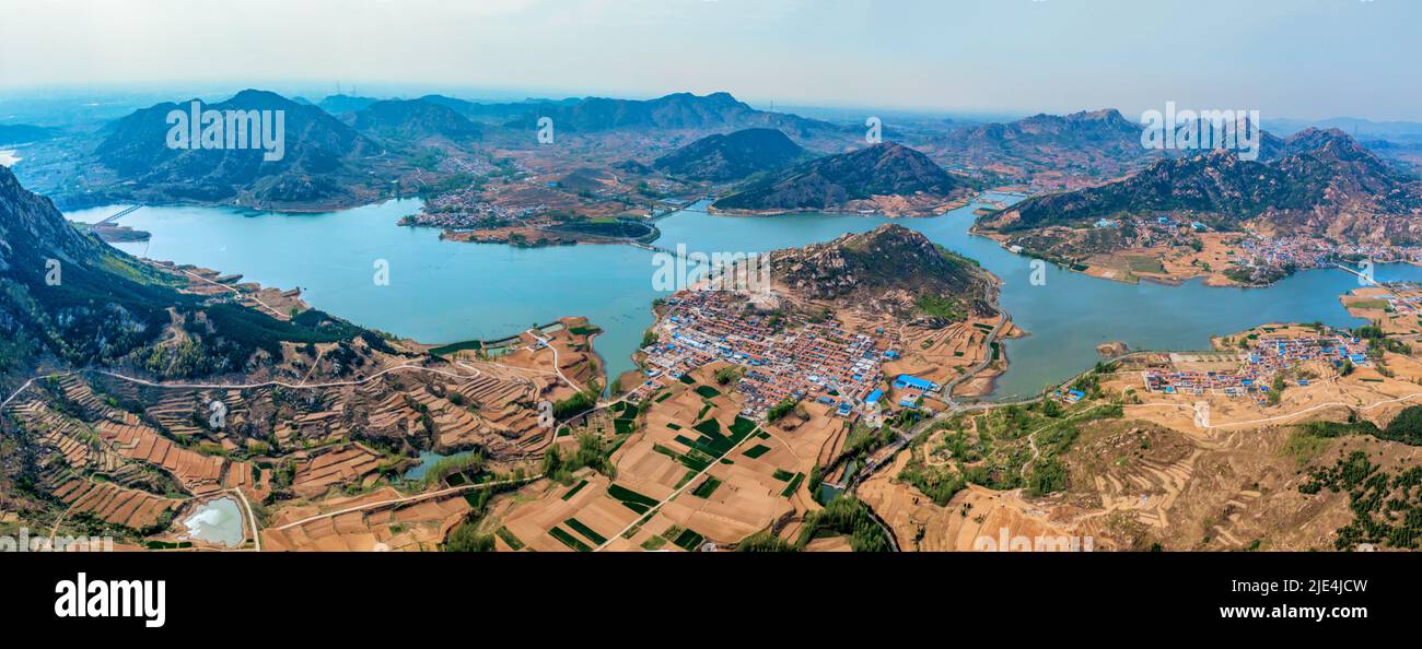 Linyi Junan Landschaft Tianma Insel Touristenattraktion, mit grünen Bergen und grünem Wasser, Panoramablick Stockfoto