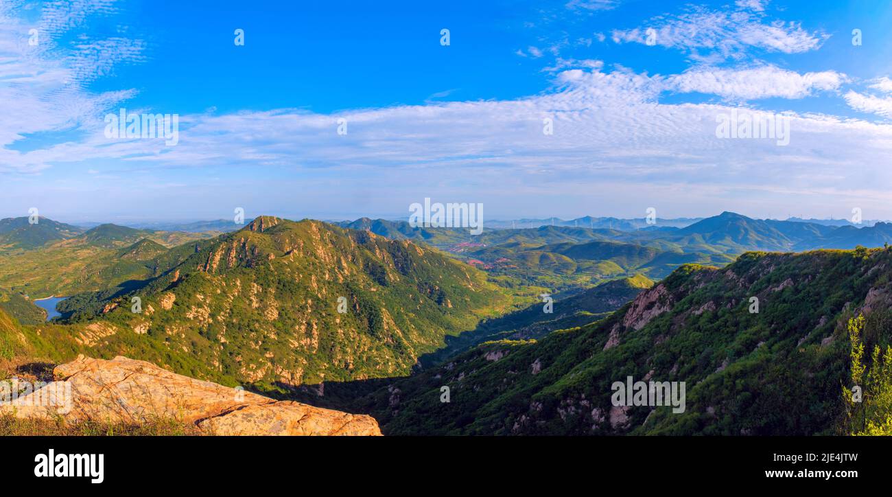 Umgeben von Bergen Wälder Hügel Berge Stockfoto