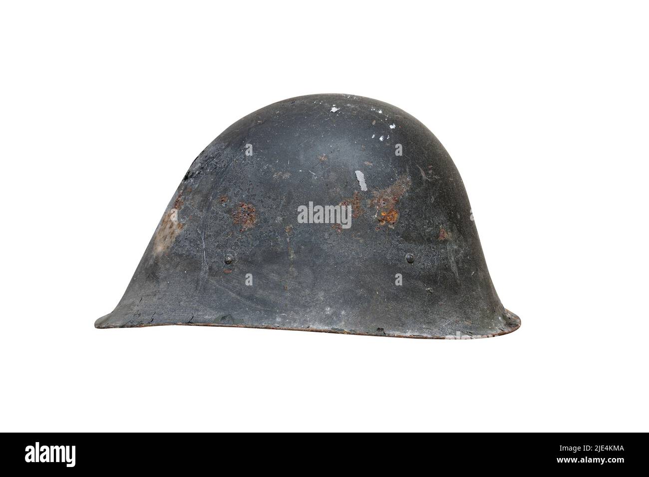 Seitenansicht Nahaufnahme eines alten schwarzen Stahlhelms aus rostfreiem Metall aus dem zweiten Weltkrieg mit Spuren von Rost und Rissen auf weißem Hintergrund Stockfoto