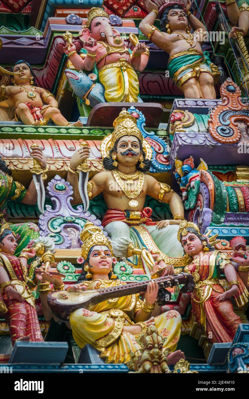 Figuren auf der Außenseite des Sri Veeramakaliamman Tempels, Serangoon Road, Little India, Republik Singapur. Dieser Hindu-Tempel ist einer der alten Stockfoto