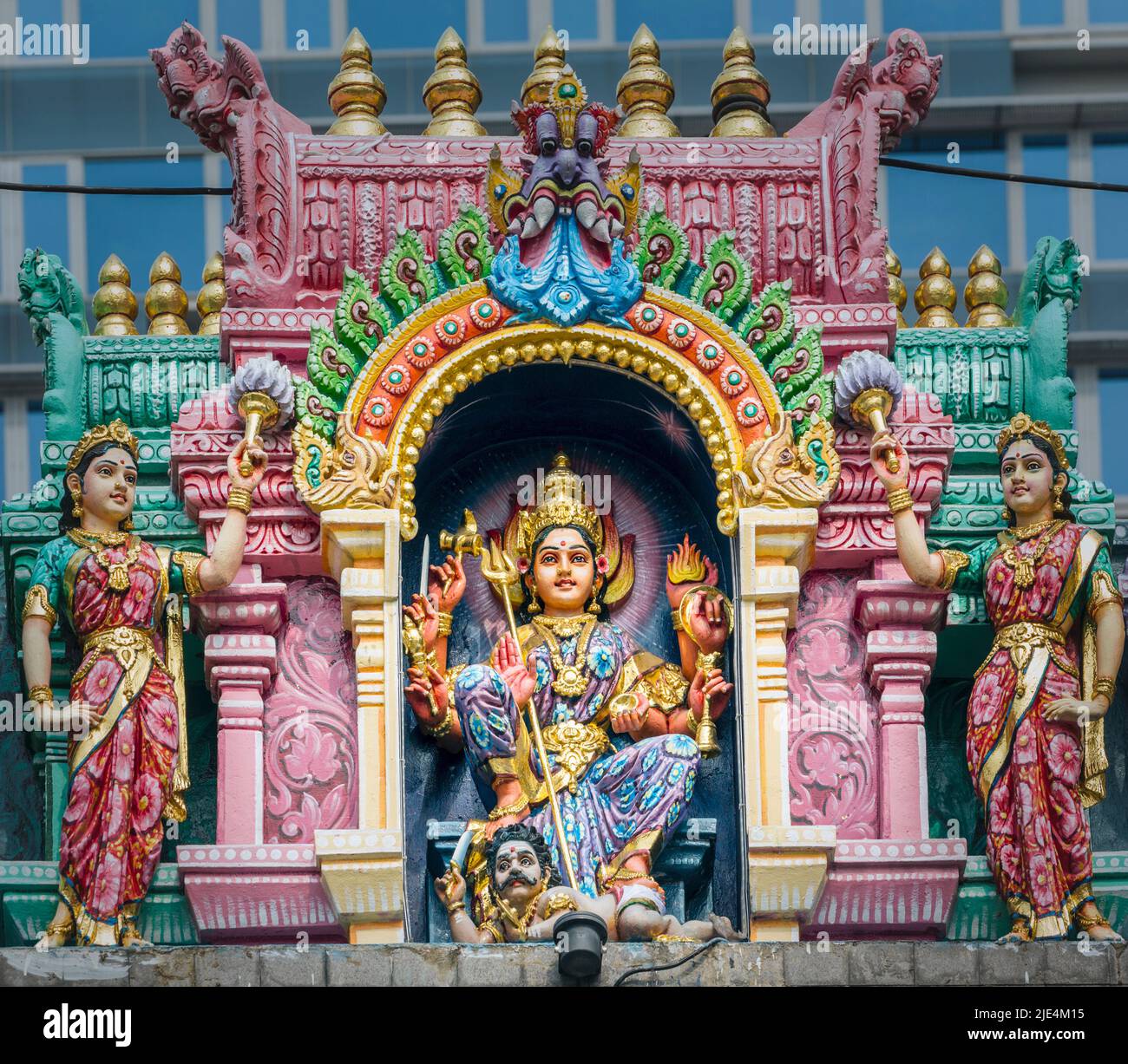 Figuren auf der Außenseite des Sri Veeramakaliamman Tempels, Serangoon Road, Little India, Republik Singapur. Dieser Hindu-Tempel ist einer der alten Stockfoto