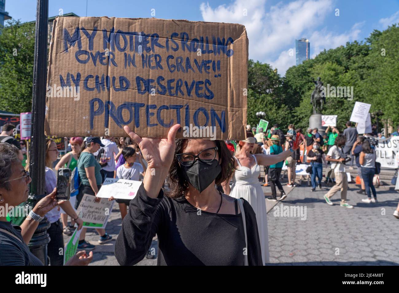 New York, Usa. 24.. Juni 2022. Eine Frau hält ein Schild mit der Aufschrift: „Meine Mutter rollt in ihrem Grab!!! Mein Kind verdient Schutz“, während sich Menschen am Union Square versammeln, um gegen die Entscheidung des Obersten Gerichtshofs im Fall Dobbs gegen Jackson für Frauengesundheit am 24. Juni 2022 im Stadtteil Manhattan von New York City zu protestieren. Mit der Entscheidung des Gerichtshofs im Frauengesundheitssache Dobbs / Jackson wird der bahnbrechende 50-jährige Fall Roe / Wade umgestolbt, wodurch das Bundesrecht auf Abtreibung beseitigt wird. Kredit: SOPA Images Limited/Alamy Live Nachrichten Stockfoto