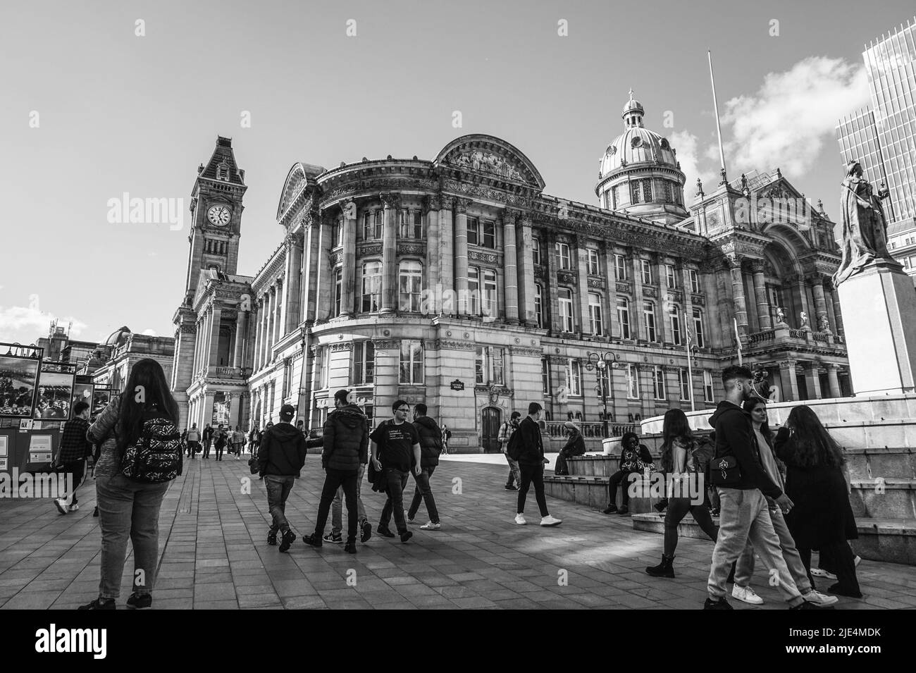 Blick auf die Straße vom Victoria Square in Birmingham, Großbritannien, mit dem Stadtrat im Hintergrund Stockfoto
