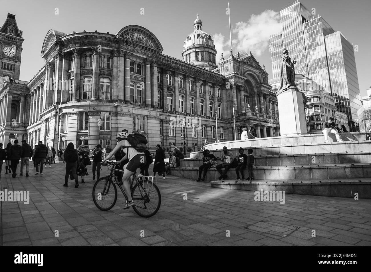 Blick auf die Straße vom Victoria Square in Birmingham, Großbritannien, mit dem Stadtrat im Hintergrund Stockfoto
