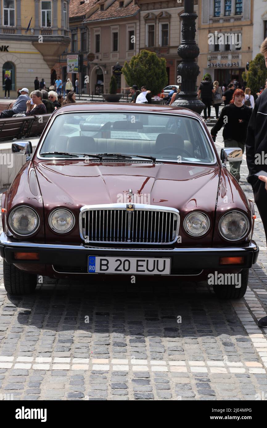 Altes Jaguar-Modell überraschte auf einer lokalen Automesse in Brasov Stockfoto