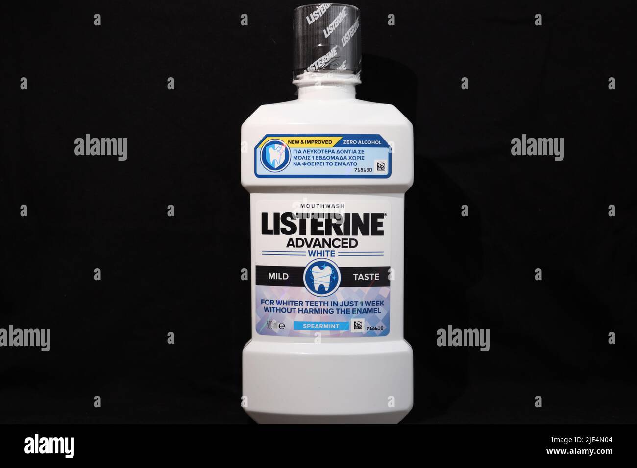 Abbildung zeigt eine der Mundspülkollektionen von Listerine isoliert auf schwarzem Hintergrund Stockfoto
