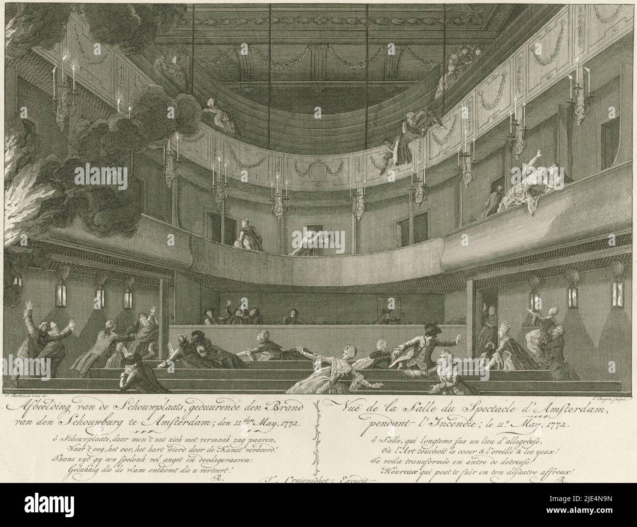 Blick auf das Auditorium des Amsterdamer Theaters während des Brandausbruchs am 11. Mai 1772. Das Feuer begann während der Aufführung der Oper 'De Deserteur'. Das Publikum flieht in Panik. Flammen schlugen den Zuschauerraum auf der linken Seite. Unter der Performance der Titel und ein vierzeiliger Vers auf Niederländisch (links) und Französisch (rechts). Teil einer Serie von vier Drucken mit Titeldruck über das Feuer in der Amsterdamer Schouwburg, Saal des Amsterdamer Theaters beim Ausbruch des Feuers, 1772 Bild des Kamins, das Feuer in der Amsterdamer Schouwburg, den 11den. Mai, 1772 / Vuë de la salle du Spectacle d'Amsterdam Stockfoto