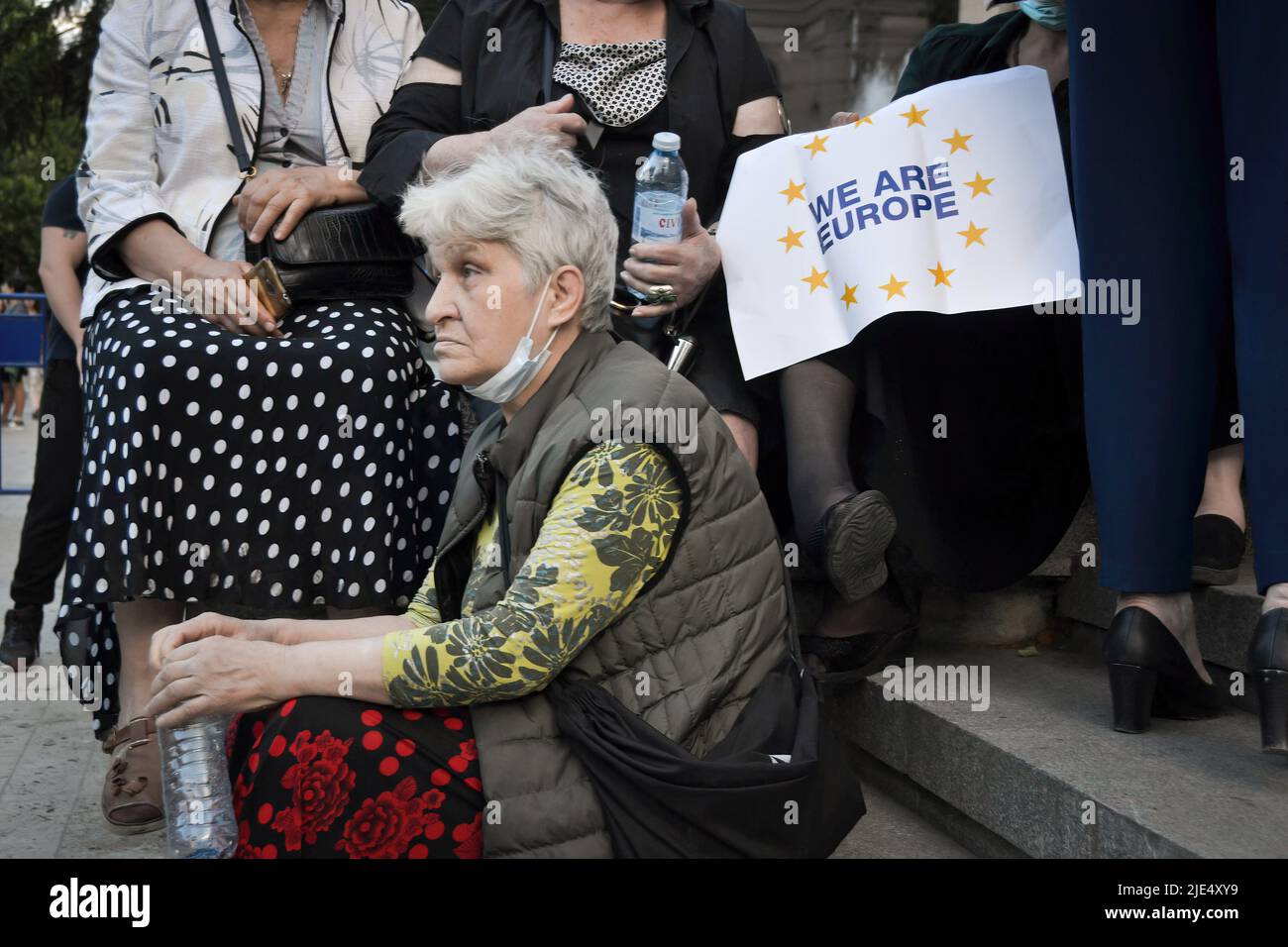 Tiflis, Georgien. 24.. Juni 2022. Ein Demonstrator sitzt und wartet auf Reden während des Protesten der Pro EU. In Tiflis fand heute ein Protest pro EU statt, bei dem Tausende von Demonstranten sich versammelten und forderten, der EU beizutreten. Heute hat die Europäische Union Georgien den Kandidatenstatus verweigert. Die Demonstranten forderten auch den Rücktritt des Ministerpräsidenten von Georgien und der gesamten Regierung. Die nächste Rallye ist für den 3. Juli geplant. Kredit: SOPA Images Limited/Alamy Live Nachrichten Stockfoto