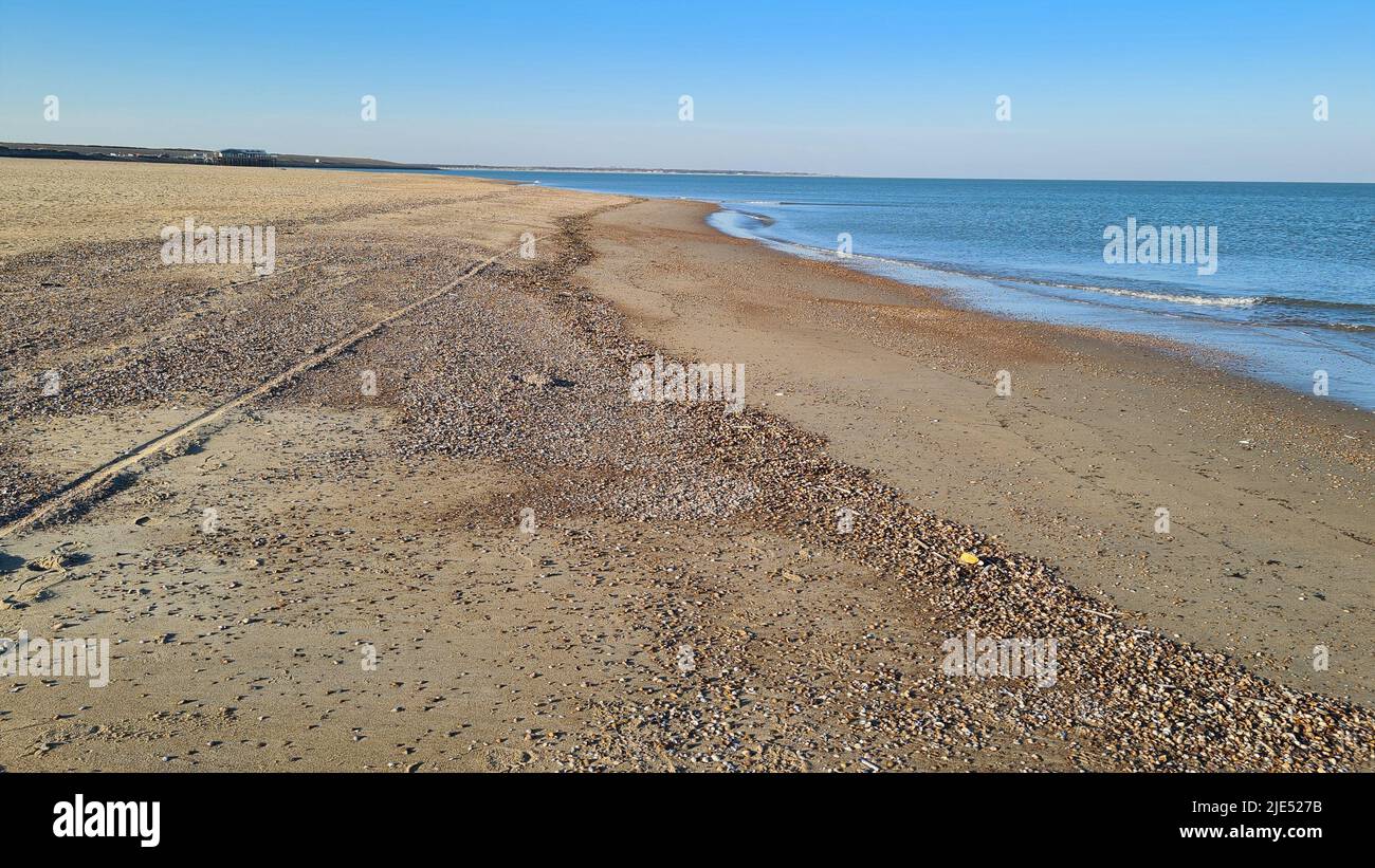 Blick auf den Ferienort Port Zelande und seine Umgebung auf den See und die Dünen unter einem teilweise blauen Himmel Stockfoto