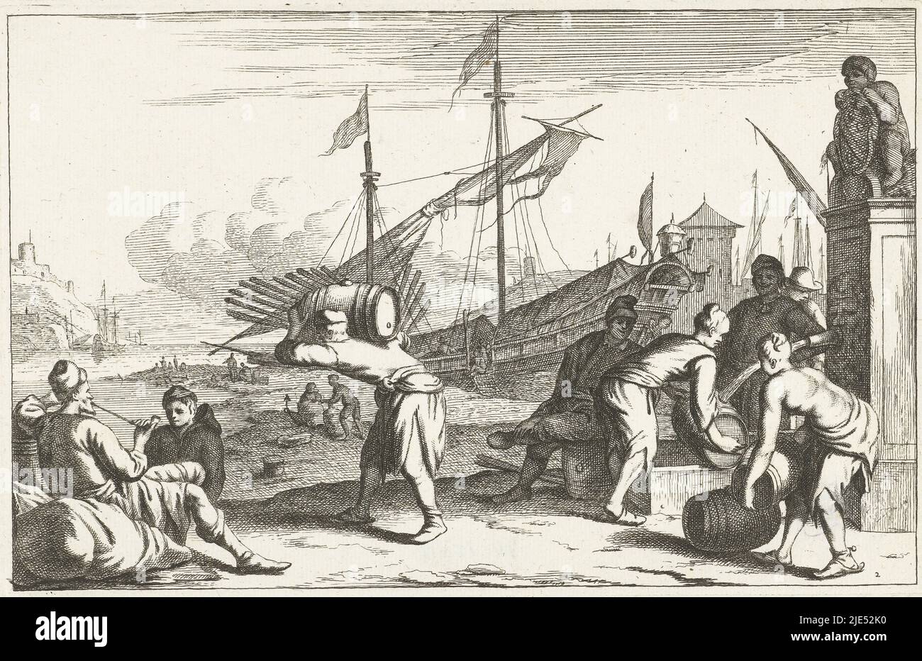 Hafen mit im Vordergrund einem Kaufmann mit einem Fass auf dem Rücken, der zum Wasser führt. Links ein Pfeifenraucher auf dem Rücken. Rechts, in der Nähe eines Brunnens, füllt eine Frau ein Fass mit Wasser. Im Hintergrund ein Segelschiff und rechts ein Wachturm einer Festung. Zweiter Druck aus einer Zwölferserie mit italienischen Häfen, Hafen mit Händlern am Brunnen Italienische Häfen (Serientitel) Aliqui Portus (Serientitel)., Druckerei: Johannes Gronsveld, Johannes Lingelbach, Amsterdam, 1679 - 1728, Radierung, Gravur, H 156 mm × B 242 mm Stockfoto