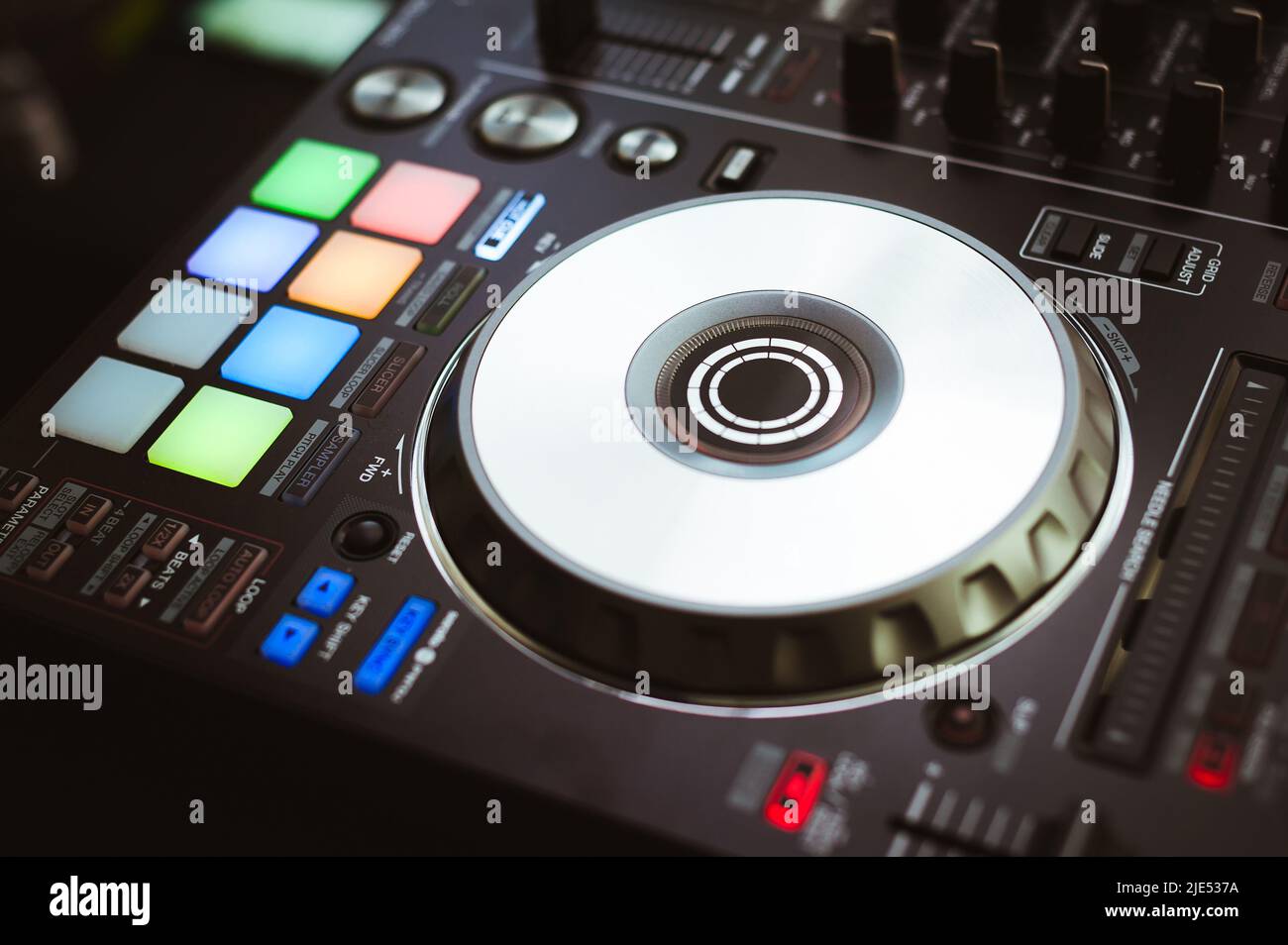 DJ spielt und mischt Musik auf dem digitalen Midi-Controller Stockfoto