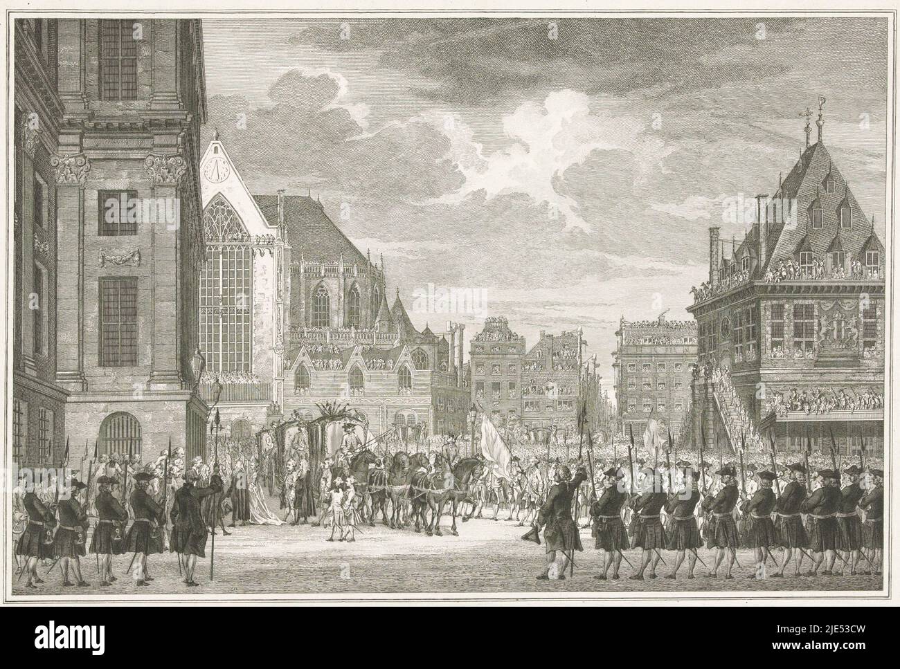 Ankunft der Kutsche mit Stadthalter Wilhelm V. und Prinzessin Wilhelmina von Preußen am Rathaus am Dam-Platz in Amsterdam, am 30. Mai 1768. Mit großen Zuschauergruppen auf dem Damm und auf den umliegenden Gebäuden. Teil einer Druckserie mit Titeldruck und 14 Tafeln zur Einweihung des Prinzen und der Prinzessin in Amsterdam, 30. Mai - 4. Juni 1768, Ankunft von Willem V. und Wilhelmina van Preußen im Rathaus am Dam-Platz, 1768 Bild der Gesegneten Jungfrauen und Seufzer, die bei der Ankunft und während der Verblyf anwesend waren (. ...) Willem (...) und zyne Gemaalinne (...) traten in auf Stockfoto