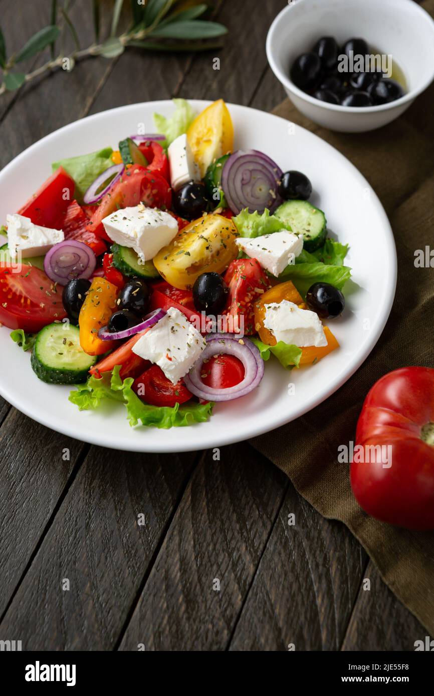 Nahaufnahme von frischem griechischen Salat oder weißem Teller Stockfoto